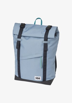 Mochila enrollable azul claro con correas negras, bolsillo frontal, pestaña de cremallera turquesa y base negra, con un parche blanco con el logo HH.