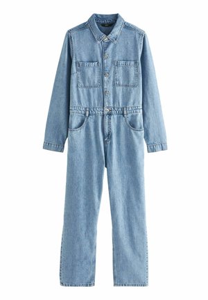 Combinaison en denim bleu clair avec des manches longues, un col, une fermeture à boutons sur le devant, deux poches poitrine et des poches latérales.