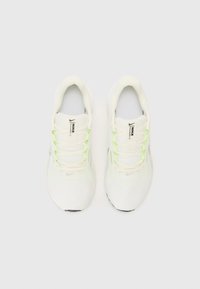 Nike Performance DOWNSHIFTER 13 - Tenisice za cestovno trčanje - sail/silver-coloured photon dust/summit white/barely volt/black