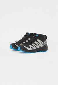 Chaussures de randonnée noires avec des panneaux en maille grise, des accents bleus et une semelle robuste. Comprend un système de laçage rapide et un col rembourré pour le soutien.
