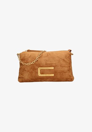 Borsa a pochetto in suede marrone con una tracolla in oro, caratterizzata da un design con logo in rilievo e un accentuato hardware rettangolare dorato.