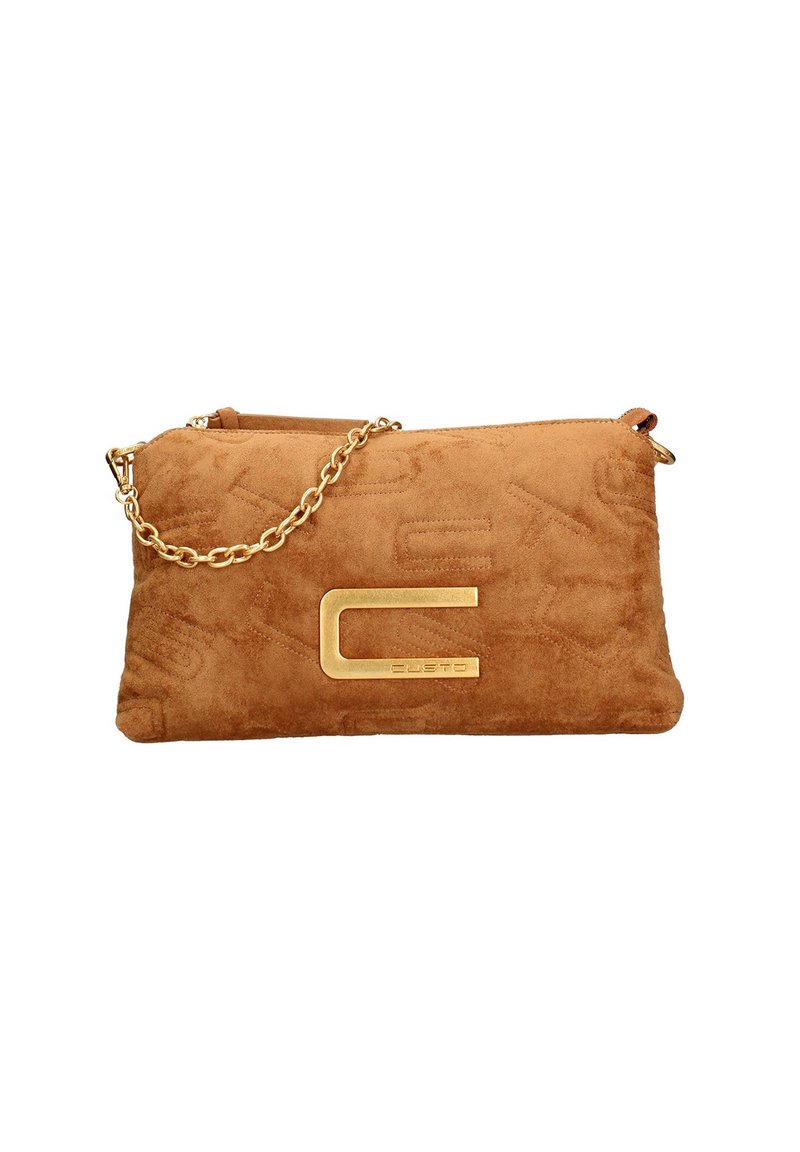 Borsa a pochetto in suede marrone con una tracolla in oro, caratterizzata da un design con logo in rilievo e un accentuato hardware rettangolare dorato.