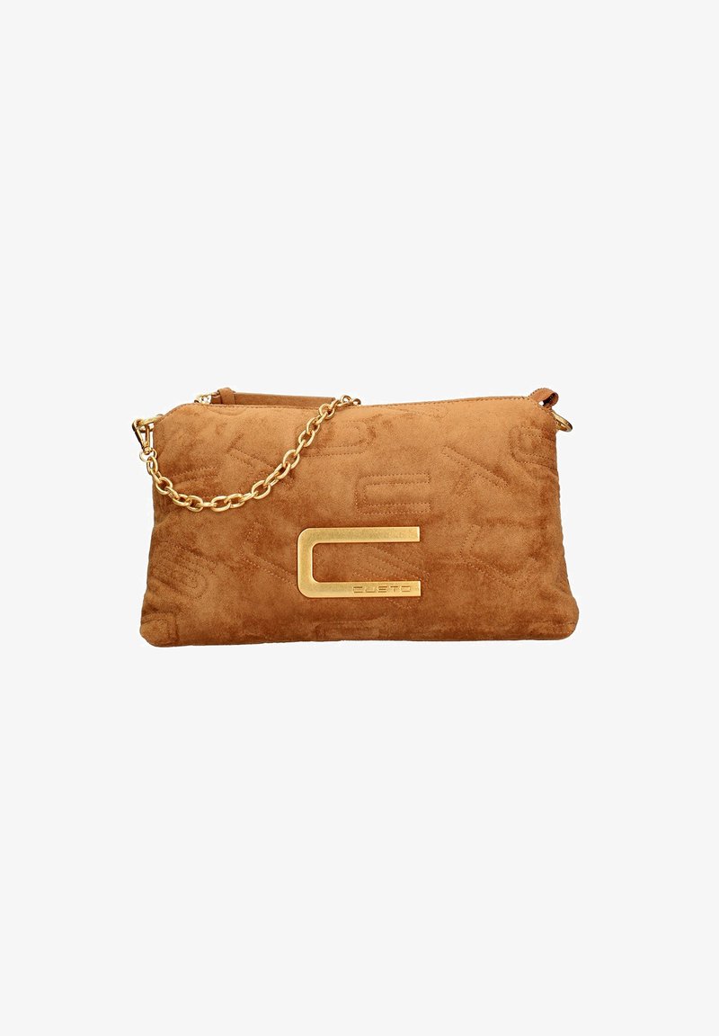 Borsa a pochetto in suede marrone con una tracolla in oro, caratterizzata da un design con logo in rilievo e un accentuato hardware rettangolare dorato.