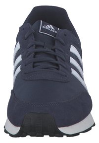 Granatowe buty sportowe z białymi paskami, z teksturowaną cholewką, sznurowaniem i czarną gumową podeszwą. Wyraźne logo Adidas na języku.
