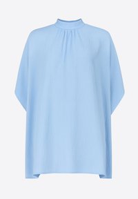 Lyseblå oversized top lavet af struktureret stof. Har en høj hals med rynkede detaljer og brede, flydende ærmer.