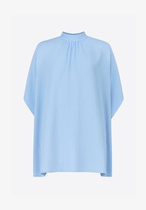 Jasnoniebieska oversizeowa bluzka wykonana z teksturowanej tkaniny. Posiada wysoki dekolt z marszczeniami oraz szerokie, luźne rękawy.