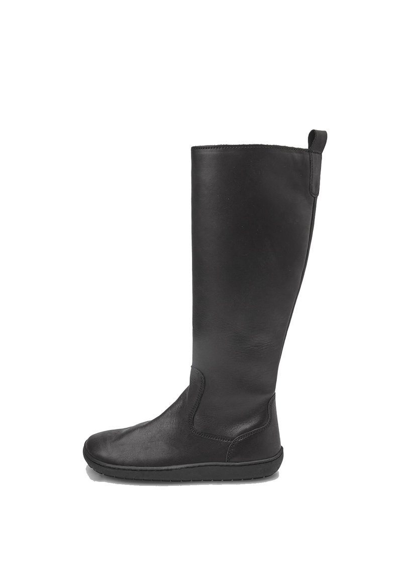 Must mustekana põlve kõrged saapad, millel on lame tald, sile tekstuur ja lihtne disain; ülaosas on tõmblukk, mis muudab selga panemise lihtsaks.