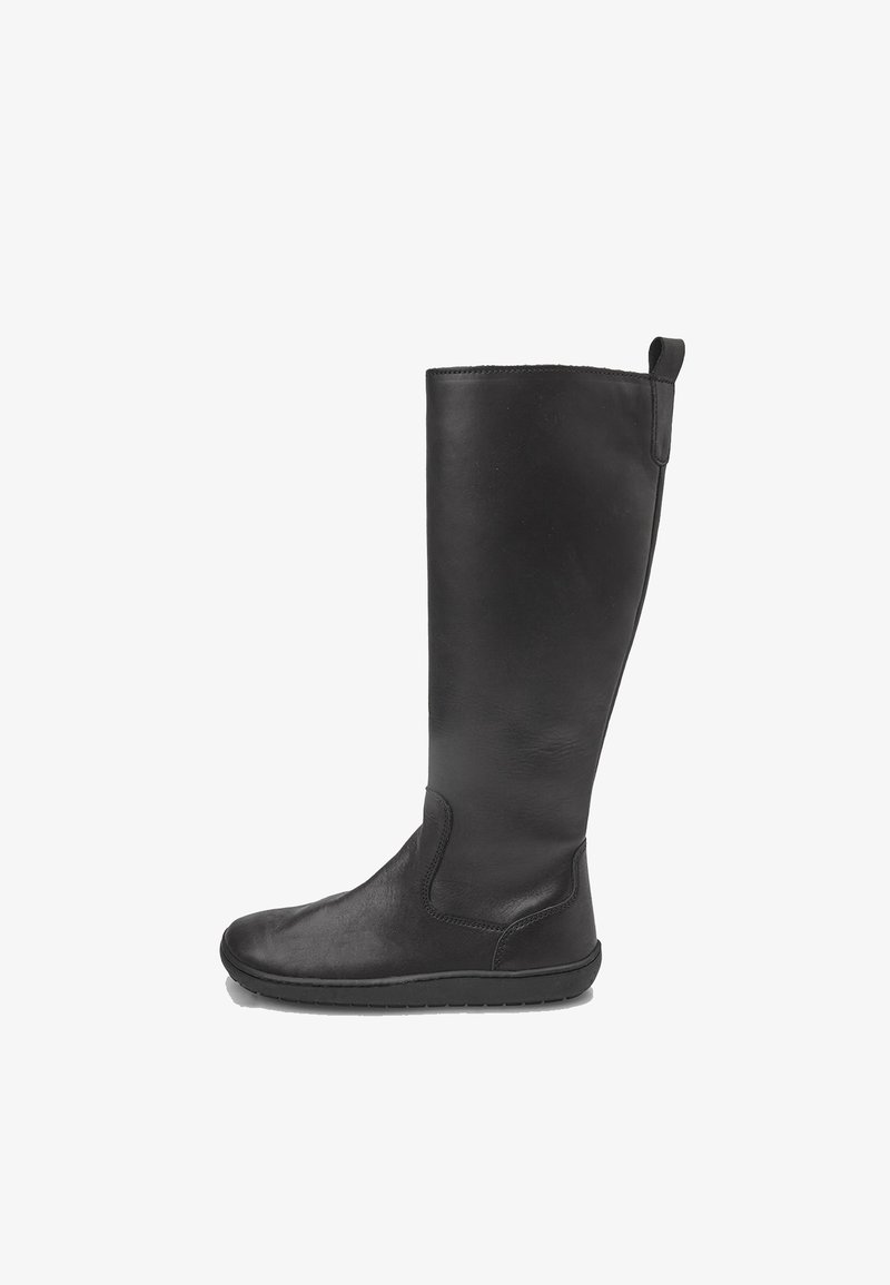 Črne usnjene visoke čizme do kolen s ravnim podplatom, gladko teksturo in preprostim dizajnom; imajo zanko na vrhu za enostavno obuvanje.