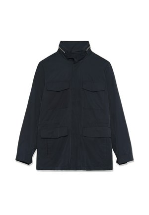 Temno modra jakna z visokim ovratnikom, ki ima zadrgo in gumbne zapenjaje, štiri sprednje žepke s pokrovčkom ter dolge rokave.