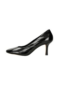 Scarpa con tacco alto in pelle verniciata nera, con punta affusolata, tacco sottile e una finitura liscia e lucida con linee verticali sottili.