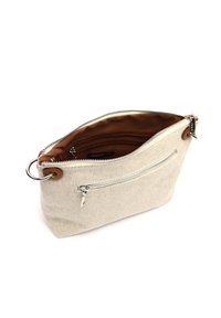 Borsa in tessuto beige con un esterno strutturato, zip argentate e fodera interna marrone. Include una tasca frontale con zip e una tracolla circolare.