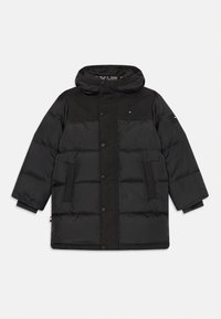 Čierna bundá typu puffer s kapucňou, z kombinácie matných a mierne lesklých materiálov, prednými gombíkmi a dvoma bočnými vreckami.
