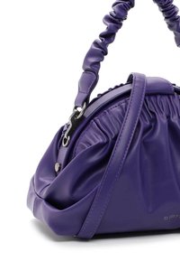 Sac à main en cuir violet avec un design froncé, une anse plissée et une bandoulière résistante. Doté d'un accent en métal argenté et d'une texture lisse.