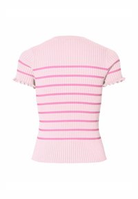Roze rebrasti majica kratkih rukava s svijetloružičastim i tamnoružičastim prugama, s okruglim izrezom i volanima na rubovima rukava.