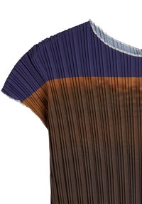 Sukienka plisowana z wielokolorowym gradientem od głębokiego fioletu do brązu. Posiada okrągły dekolt oraz teksturowany materiał z postrzępionymi krawędziami.