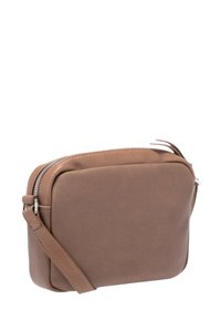 Borsa a tracolla rettangolare marrone con texture, chiusura a zip e cinturino regolabile su sfondo bianco.