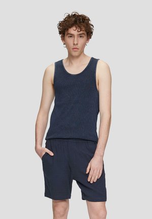 Navy Tanktop mit gerippter Textur und weiten Armausschnitten, kombiniert mit navyfarbenen Shorts mit elastischem Bund und seitlichen Taschen.
