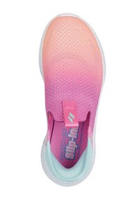 Zapato tipo slip-on de Skechers con un empeine de malla en degradado de rosa a naranja, suela blanca y una pestaña con el nombre de la marca en la lengüeta.