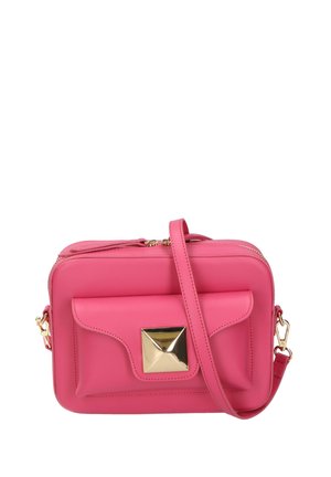 Sac en bandoulière synthétique rose avec un fermoir en or, fermeture éclair et poche avant. Comprend une sangle amovible et une texture lisse.