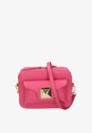 Sac en bandoulière synthétique rose avec un fermoir en or, fermeture éclair et poche avant. Comprend une sangle amovible et une texture lisse.