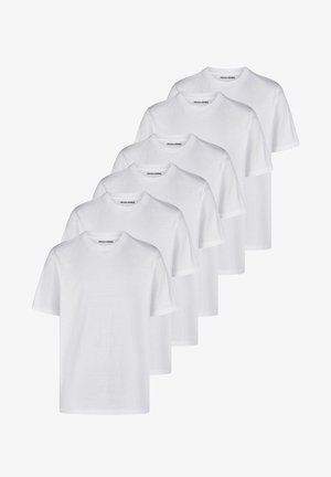 Zestaw sześciu koszulek z krótkim rękawem. Wykonane z bawełny, są białe, mają okrągły dekolt i gładką fakturę. Widoczne logo marki.