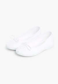Ballerine bianche in tessuto morbido, con punta arrotondata e fiocco decorativo sul davanti. Suola in gomma flessibile per il massimo comfort.