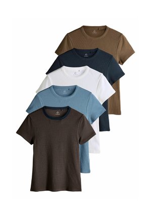Cinco camisetas de manga corta en varios colores: verde olivo, azul marino, azul claro, blanco y a rayas marrón, hechas de un tejido suave y texturizado.