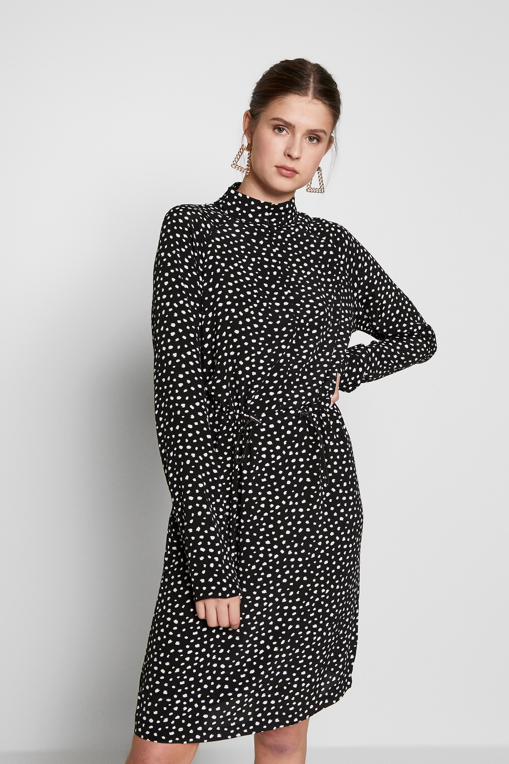 PIECES Tall PCNICOLETTA LS DRESS Kjole black Zalando.no PIECES Tall PCNOLA DRESS - Skjortekjole - black