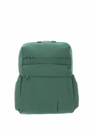 Sac à dos en tissu vert à finition texturée, doté de deux poches zippées à l'avant et d'une fermeture zippée sur le dessus. Forme rectangulaire simple.