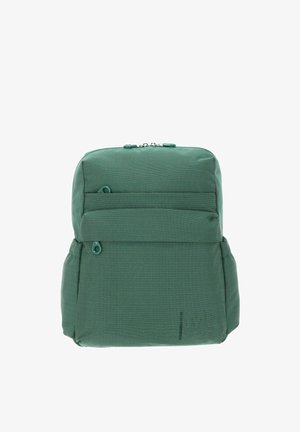 Sac à dos en tissu vert à finition texturée, doté de deux poches zippées à l'avant et d'une fermeture zippée sur le dessus. Forme rectangulaire simple.