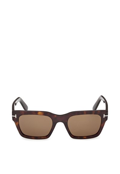 Rechthoekige schildpadkleurige zonnebril met bruin getinte glazen en zilveren T-vormige accenten op de pootjes.