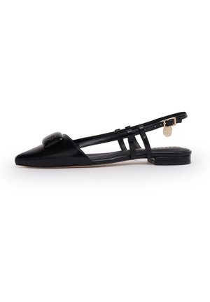 Ballerina nera punta affusolata con cinturino slingback, finitura in vernice, doppie fibbie laterali, piccola fibbia dorata ed emblema decorativo sulla punta.