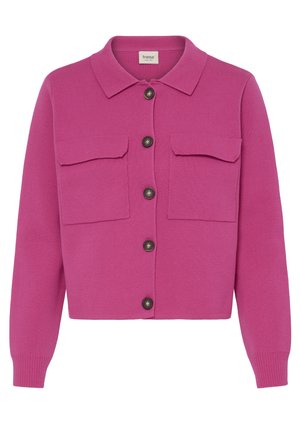 Fuchsiafarbener Cardigan mit einem Kragen, zwei Brusttaschen und fünf braunen Knöpfen vorne. Rippstruktur an Bündchen und Saum.