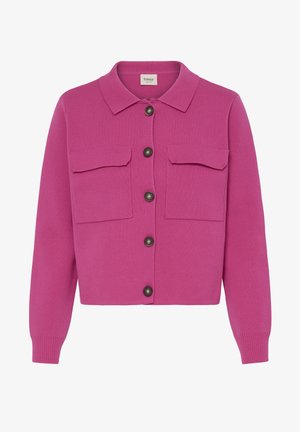 Fuchsia cardigan met een kraag, twee borstzakken en vijf bruine knopen aan de voorkant. Geribbelde manchetten en zoom.