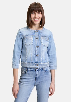 Hellblaues Jeansjacken mit Dreiviertelärmeln, Knopfleiste, zwei Vordertaschen und dezenten dekorativen Nähten entlang dem Saum.