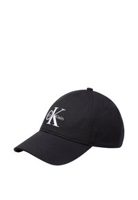 Schwarze Baseballkappe aus Stoffmaterial, gebogener Schirm, mit weißem gesticktem "CK"-Logo, elegantes Design mit strukturierter Form.