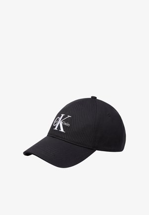 Zwarte honkbalpet van stof, met gebogen klep, voorzien van wit geborduurd "CK"-logo, strak ontwerp met gestructureerde vorm.