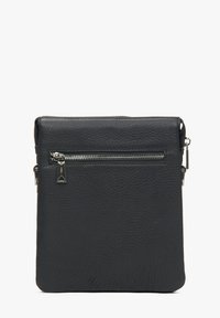 Černá kožená kabelka přes rameno s texturovaným povrchem, obsahující přední kapsu na zip a kovové detaily. Obdélníkový tvar s plochým dnem.