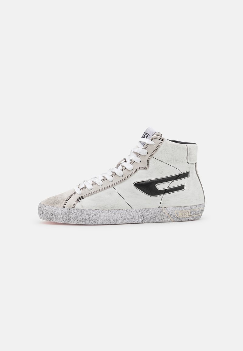 Bílé kožené vysoké tenisky s šedými semišovými detaily, černým logem, texturovanou gumovou podrážkou a bílými tkaničkami.
