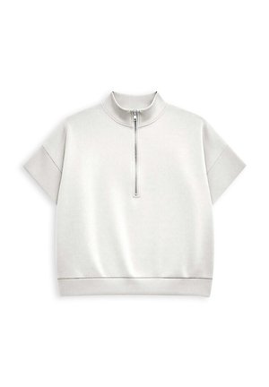 Lekki szary pulower z krótkim rękawem, z kołnierzem stojącym i przednim zamkiem błyskawicznym, wykonany z gładkiej tkaniny, o luźnym kroju i ściągaczu na dole.