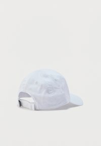 Λευκό καπέλο μπέιζμπολ από βαμβάκι, με καμπύλη γείσο, ρυθμιζόμενο λουράκι στο πίσω μέρος και οπές αερισμού. Λείου υφής.