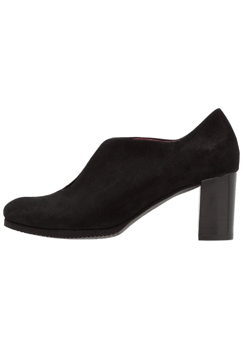 Svart mockaskor med klack, rund tå, slät yta och kraftig klack. Minimalistisk design utan synlig hårdvara eller detaljer.