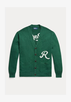 Zeleni pleteni kardigan z gumbi, dvema sprednjima žepoma in belim napisanim črko »R« na spodnji desni strani.