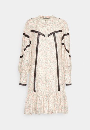 Blumenmuster-Kleid mit hohem Kragen, langen Puffärmeln, schwarzem Spitzenbesatz und einem gestuften, rüschierten Saum. Heller Hintergrund mit rosa und grünen Details.