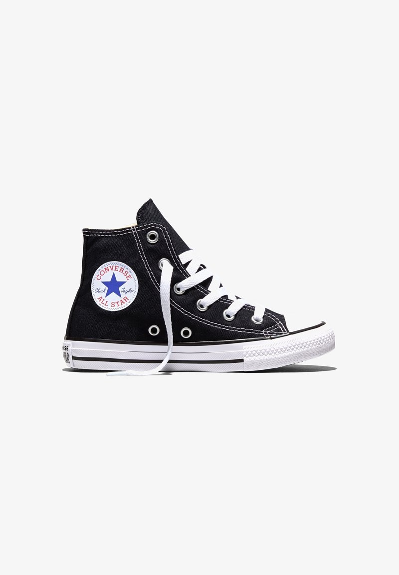 Baskets Converse All Star montantes noires avec lacets blancs, semelle en caoutchouc et patch logo circulaire à la cheville sur fond blanc.