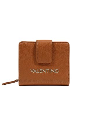 Portafoglio marrone in pelle testurizzata con chiusura a scatto e logo "VALENTINO" in argento al centro della parte anteriore.