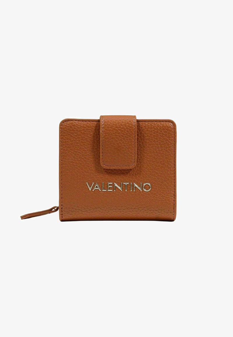 Portafoglio marrone in pelle testurizzata con chiusura a scatto e logo "VALENTINO" in argento al centro della parte anteriore.