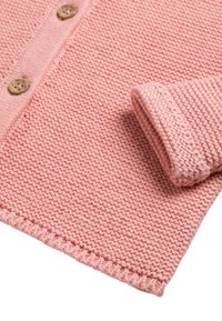 Rosa gestrickte Strickjacke mit strukturiertem Muster, Holzknöpfen und Detail an den Ärmelbündchen. Weiches Material mit sauberen Kanten und Nähten.