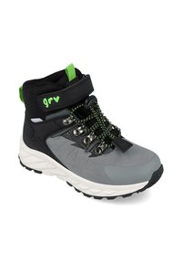 Bota de senderismo en gris y negro que cuenta con un collar acolchado, parte superior texturizada, acentos verdes, ojales de metal y una suela de tracción de goma.