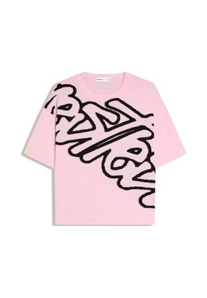 Roze t-shirt met korte mouwen en oversized zwarte abstracte graffiti-letters over de voorkant en linkerschouder.